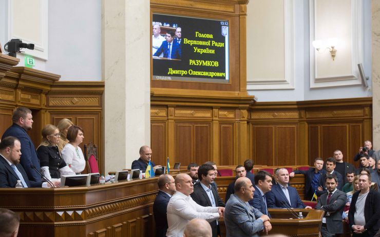 Пленарне засідання Верховної Ради України. Верховна Рада розпочала розгляд у другому читанні законопроєкту №2178-10 “Про внесення змін до деяких законодавчих актів України щодо обігу земель сільськогосподарського призначення”. Народні депутати з опозиційних фракцій намагалися перешкодити роботі головуючого, провокували непарламентську поведінку, блокували трибуну.  Народні депутати розпочали розгляд правок до законопроекту. Дмитро Разумков